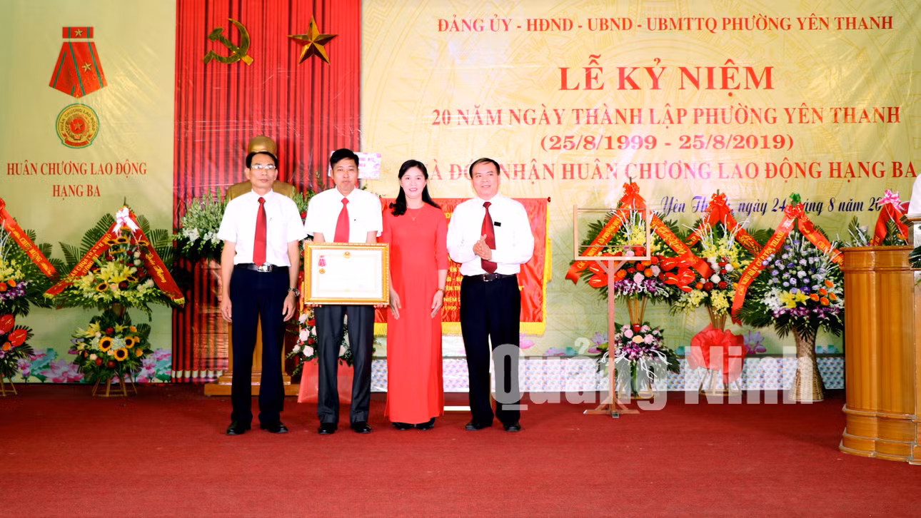 Thừa ủy quyền của Chủ tịch nước, đồng chí Trần Văn Lâm, Bí thư Thành ủy Uông Bí trao Huân chương Lao động hạng Ba cho đại diện phường Yên Thanh (8-2019). Ảnh: Việt Hoa