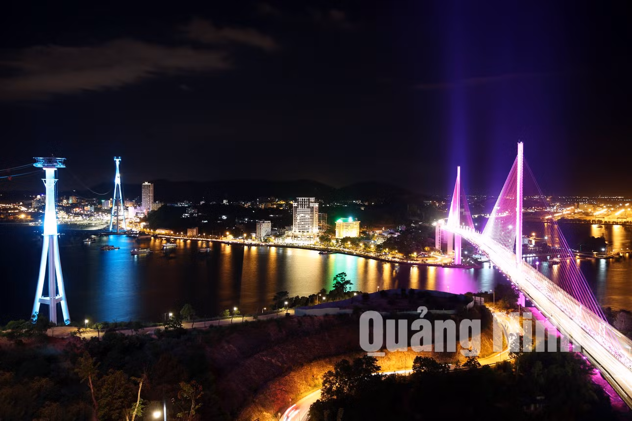 Bãi Cháy về đêm (4-2020). Ảnh: Đỗ Phương