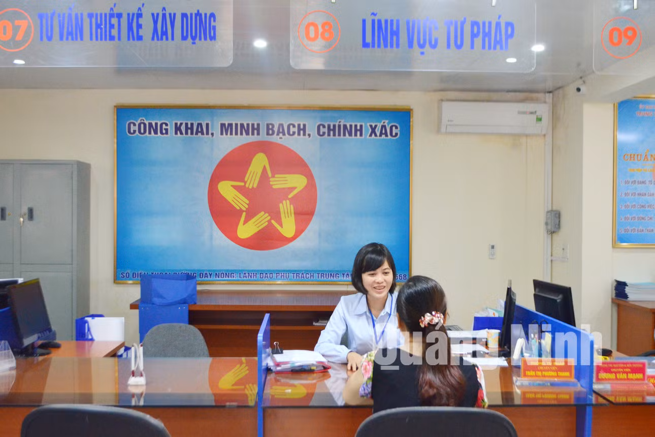 Công dân đến đăng ký hộ tịch tại Trung tâm Hành chính công TX Quảng Yên. Ảnh: Thanh Hoa