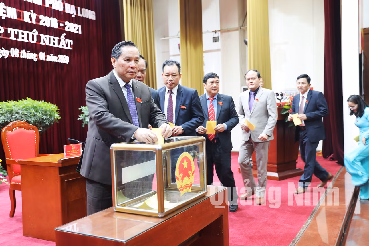 Bỏ phiếu bầu chức danh Chủ tịch HĐND TP Hạ Long nhiệm kỳ 2016-2021 (1-2019). Ảnh: Đỗ Phương