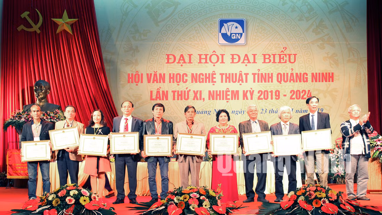 Nhà văn Tùng Điển, Phó Chủ tịch Thường trực Ủy ban toàn quốc Liên hiệp các Hội VHNT Việt Nam, trao bằng khen cho các tập thể, cá nhân (11-2019). Ảnh: Phạm Học