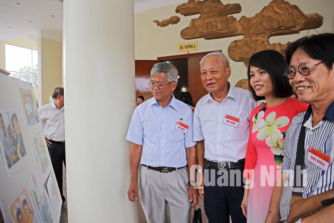 Đại hội cũng là cơ hội để các thế hệ người làm báo Quảng Ninh trao đổi, gặp gỡ, chia sẻ kinh nghiệm (6-2019). Ảnh: Hùng Sơn