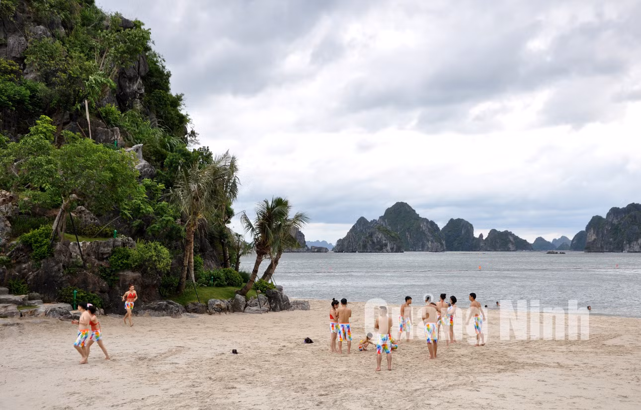 Bãi tắm Lương Ngọc (TP Cẩm Phả) (8-2018). Ảnh: Thu Nguyên