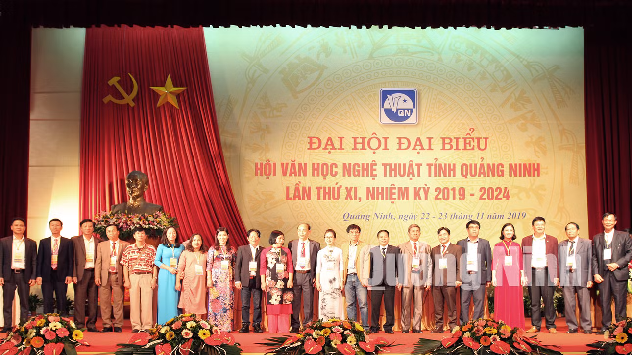 Ban Chấp hành Hội VHNT Quảng Ninh khóa XI nhiệm kỳ 2019-2024 ra mắt Đại hội (11-2019). Ảnh: Phạm Học