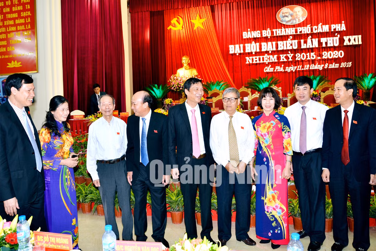 Các đồng chí lãnh đạo tỉnh trò chuyện với đại biểu tại Đại hội
