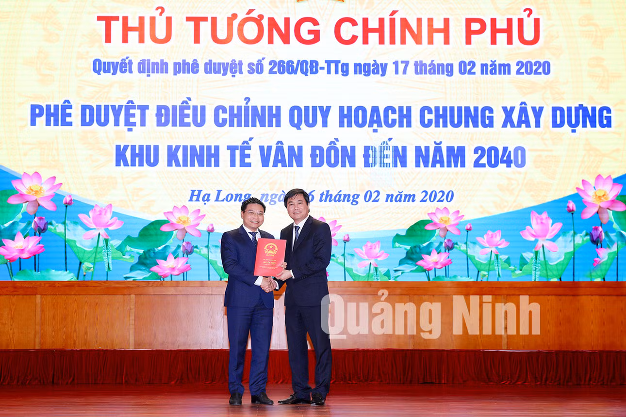 Thứ trưởng Bộ Xây dựng Nguyễn Tường Văn trao quyết định cho đồng chí Nguyễn Văn Thắng, Phó Bí thư Tỉnh ủy, Chủ tịch UBND tỉnh (2-2020). Ảnh: Đỗ Phương