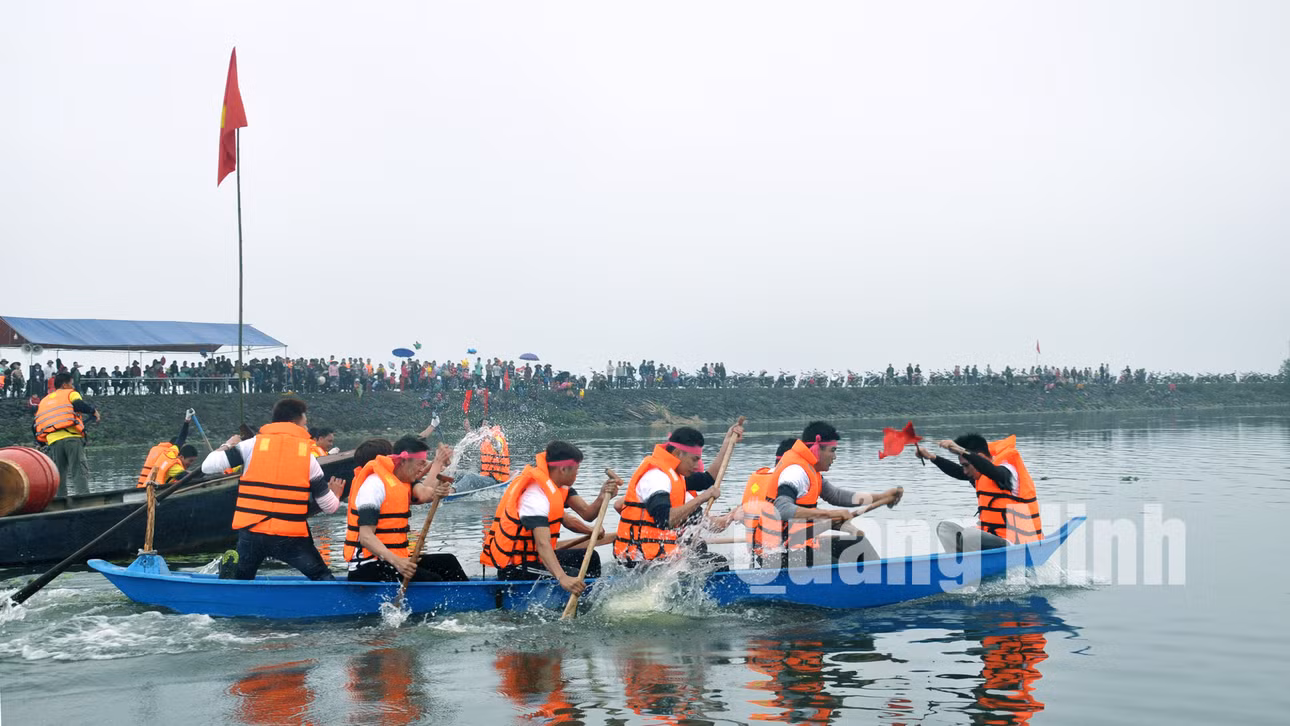 Lễ hội đua thuyền truyền thống xã Đồng Rui lần thứ XIII-2018 (2-2018). Ảnh: Nguyễn Duy