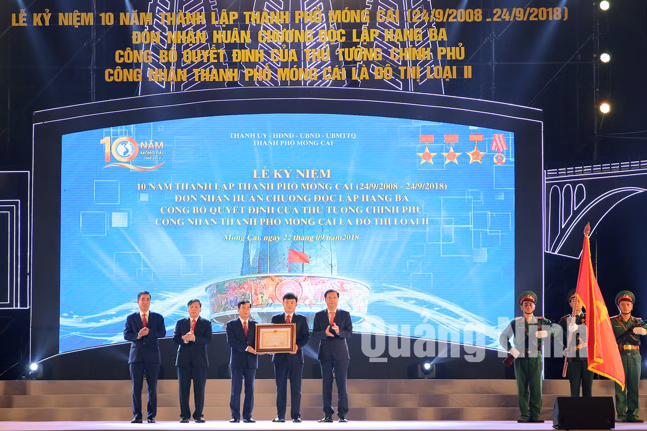 Bí thư Tỉnh ủy, Chủ tịch HĐND tỉnh Nguyễn Văn Đọc trao Huân chương Độc lập hạng Ba cho Đảng bộ, chính quyền và nhân dân TP Móng Cái (22-9-2018). Ảnh: Hùng Sơn