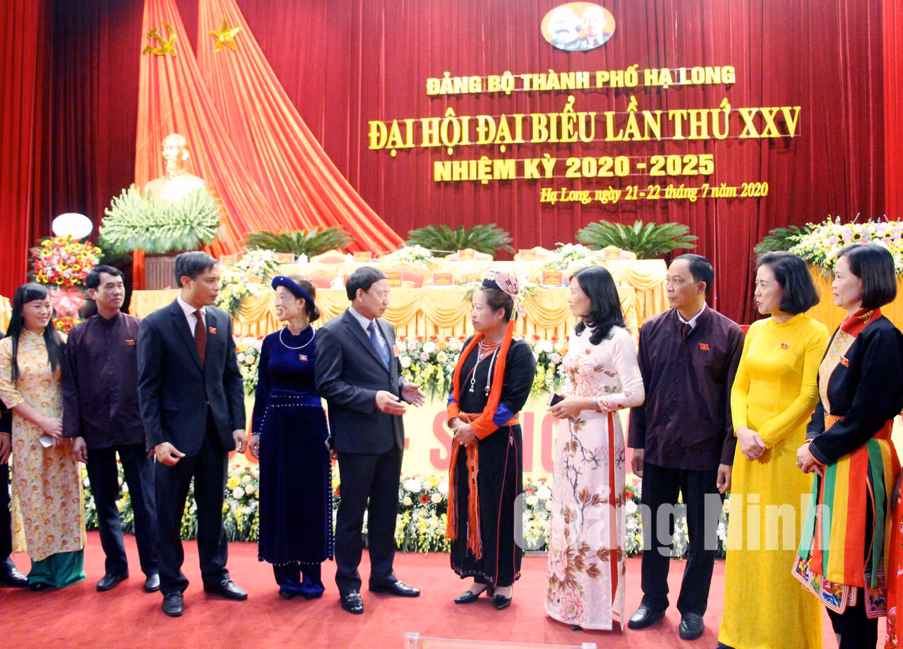 Các đồng chí lãnh đạo tỉnh và đại biểu dự đại hội trao đổi trong giờ giải lao (7-2020). Ảnh: Thu Chung