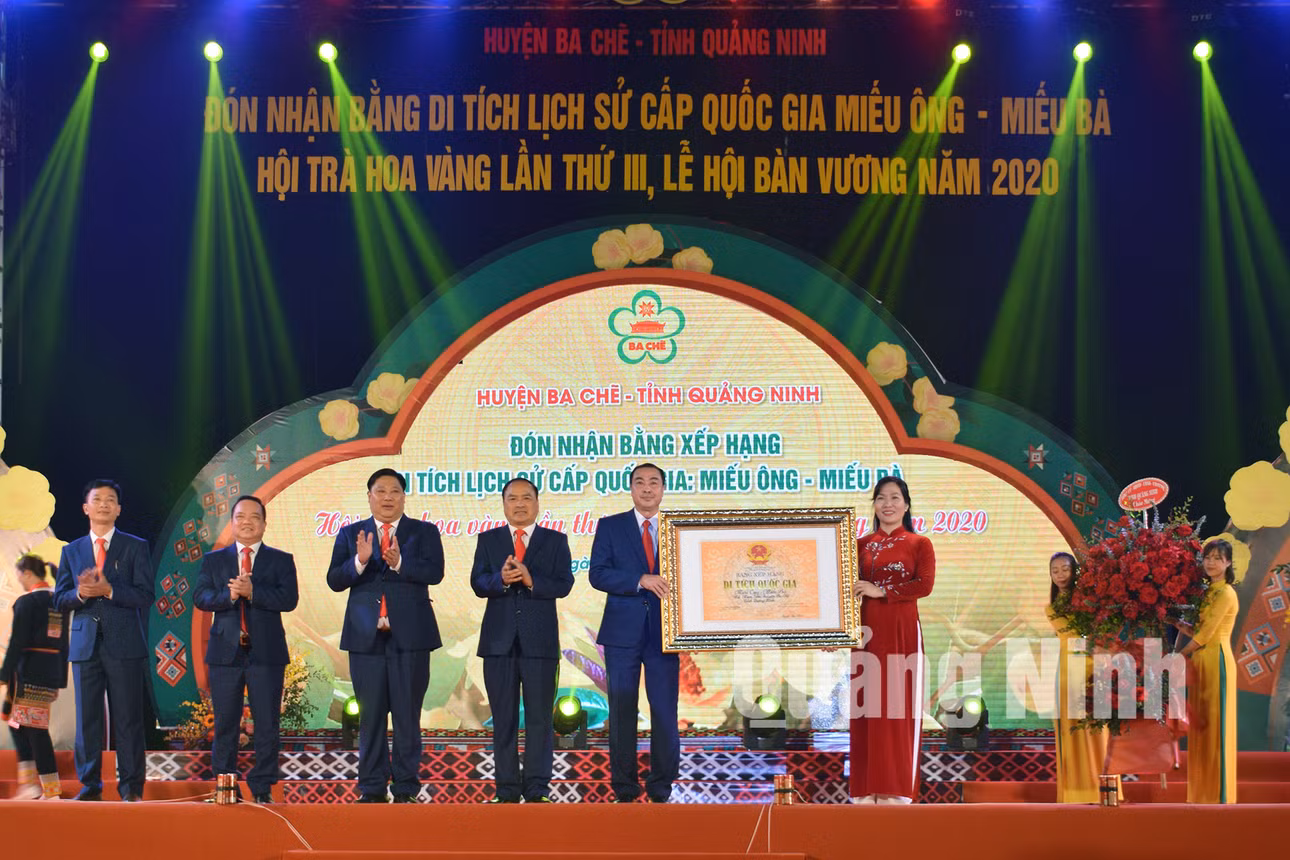 Phó Chủ tịch UBND tỉnh Nguyễn Thị Hạnh trao Bằng xếp hạng Di tích lịch sử cấp Quốc gia Miếu Ông-Miếu Bà cho lãnh đạo huyện Ba Chẽ (12-2020). Ảnh: Công Thành