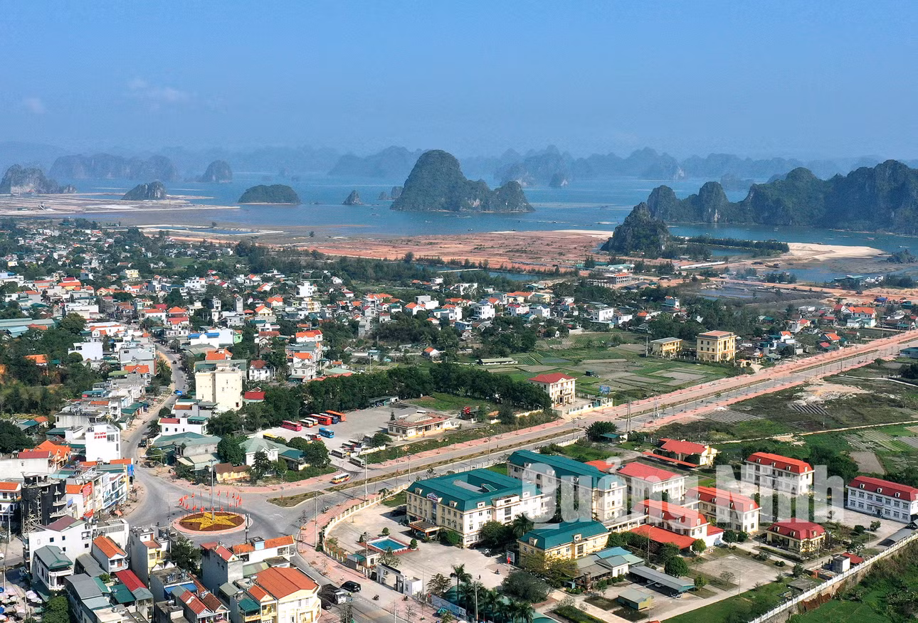 Trung tâm huyện Vân Đồn (3-2020). Ảnh: Đỗ Giang