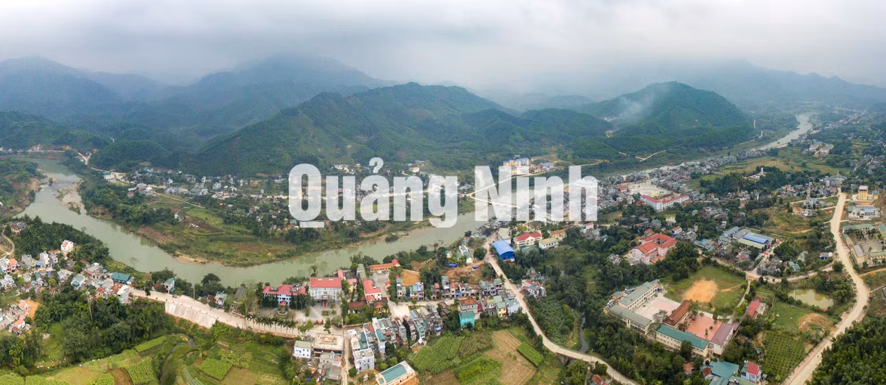 Dòng sông Ba Chẽ như dải lụa mềm bao quanh thị trấn (1-2016). Ảnh: Đỗ Giang