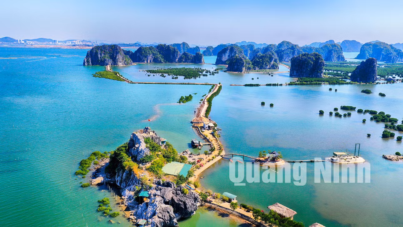 Đầm Tây Long nằm phía Tây Di sản thiên nhiên thế giới Vịnh Hạ Long (12-2019). Ảnh: Hùng Sơn
