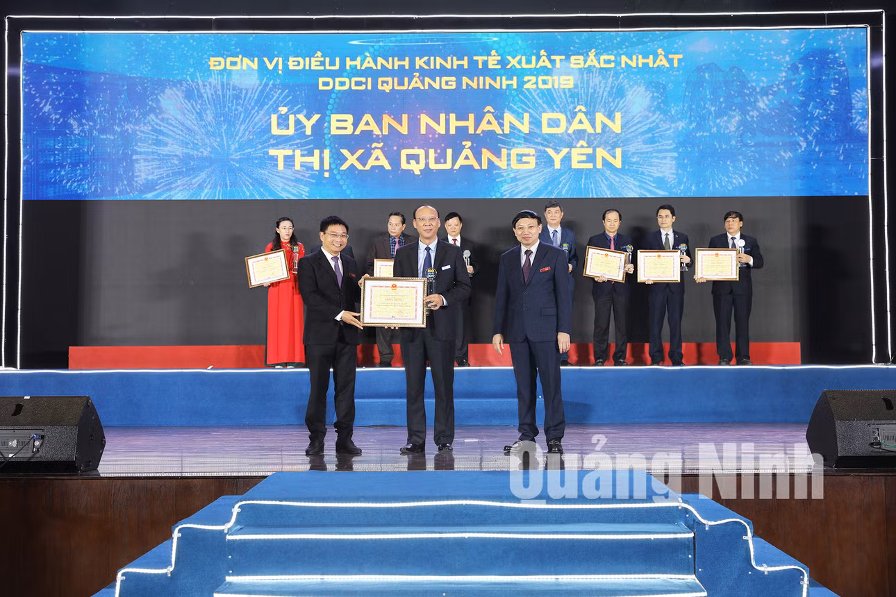 Bí thư Tỉnh ủy Nguyễn Xuân Ký; Chủ tịch UBND tỉnh Nguyễn Văn Thắng trao Kỷ niệm chương và Bằng khen cho TX Quảng Yên- đơn vị điều hành kinh tế suất sắc nhất DDCI 2019 (2-2020). Ảnh: Đỗ Phương