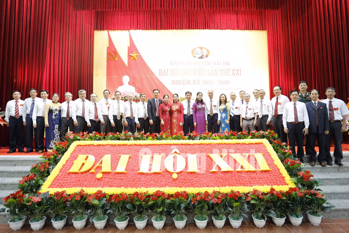 Đồng chí Đỗ Thị Hoàng, Phó Bí thư Thường trực Tỉnh ủy, Trưởng đoàn ĐBQH tỉnh chụp ảnh lưu niệm Đại Hội