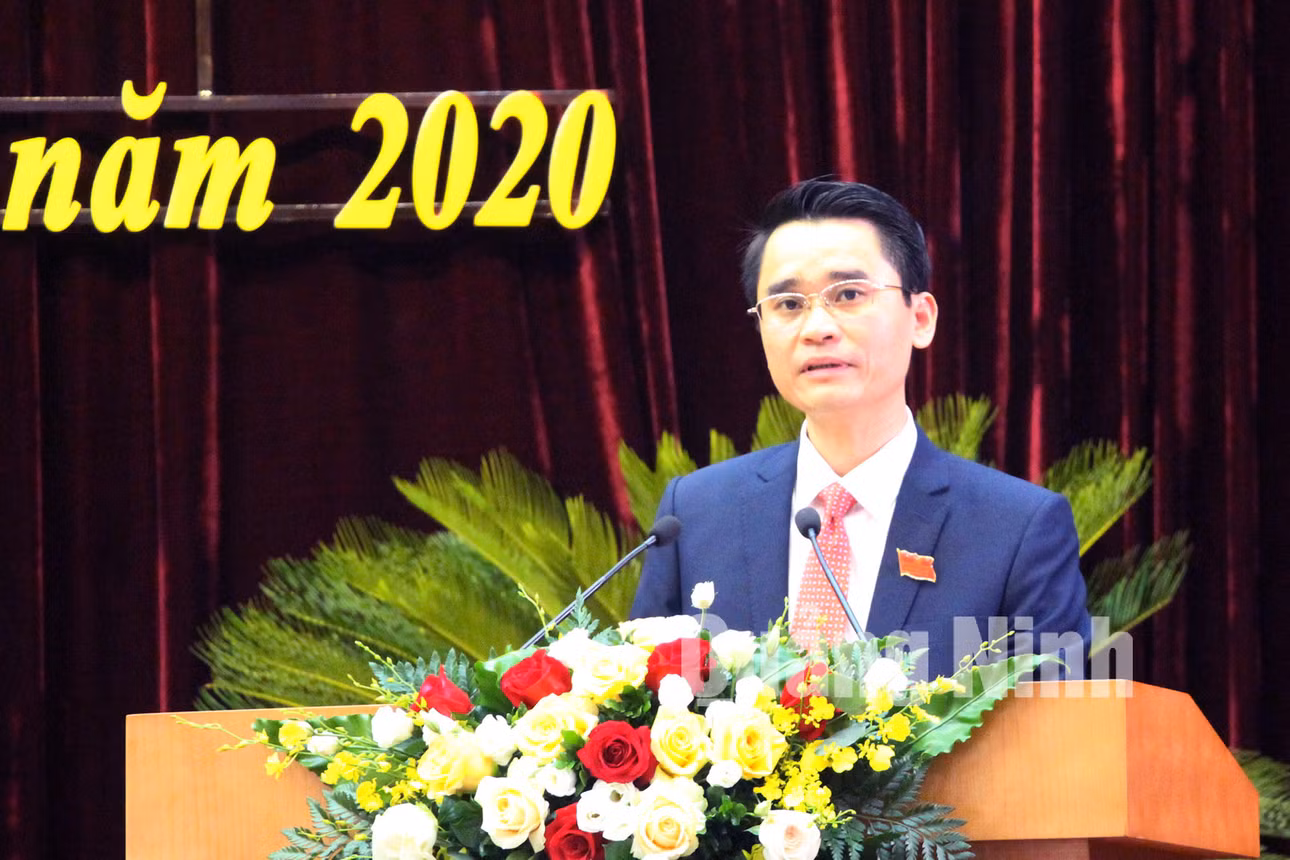 Đồng chí Phạm Văn Thành, Bí thư Thị ủy, Chủ tịch UBND TX Đông Triều trình bày báo cáo chính trị tại đại hội (7-2020). Ảnh: Thu Chung