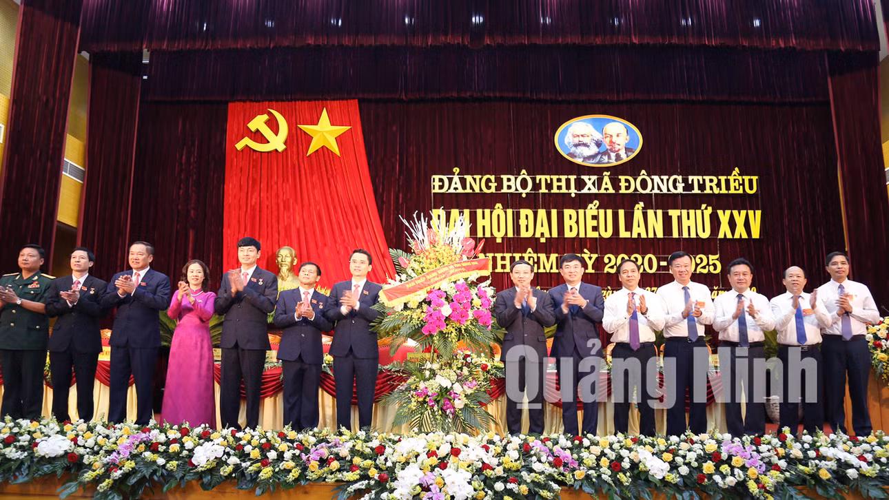 Lãnh đạo tỉnh tặng hoa chúc mừng đại hội (7-2020). Ảnh: Thu Chung