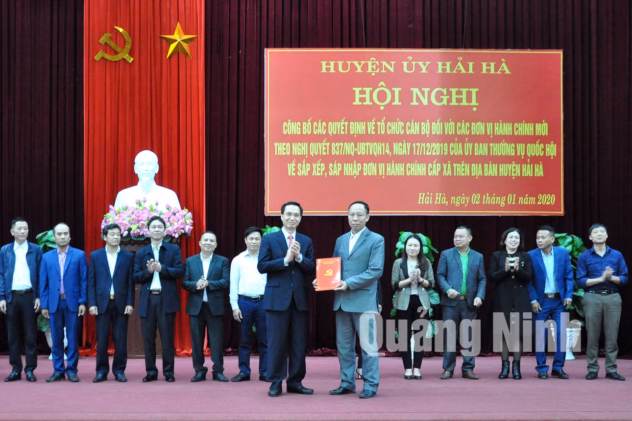 Bí thư Huyện ủy Hải Hà Nguyễn Mạnh Cường trao Quyết định của Huyện ủy Hải Hà về việc sáp nhập Đảng bộ xã Quảng Thắng vào Đảng bộ xã Quảng Minh (1-2020). Ảnh: Hữu Việt