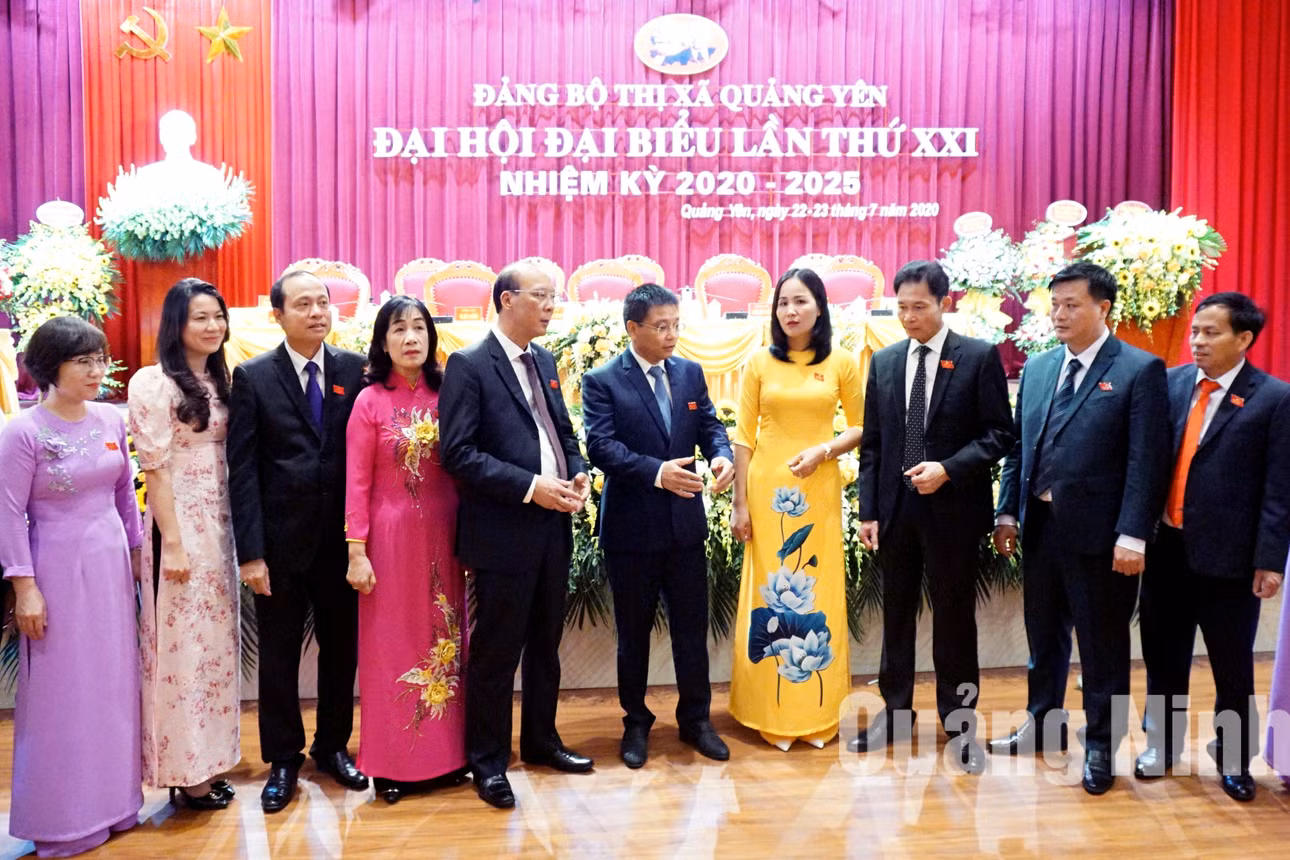 Đồng chí Nguyễn Văn Thắng, Phó Bí thư Tỉnh ủy, Chủ tịch UBND tỉnh cùng các đồng chí lãnh đạo tỉnh trao đổi với các đại biểu về dự đại hội (7-2020). Ảnh: Nguyễn Thanh