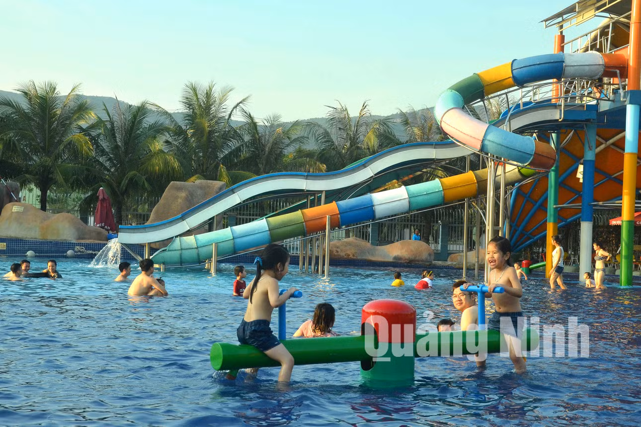 Công viên nước Hà Lan thu hút đông các em học sinh, thanh thiếu nhi vào dịp cuối tuần. Ảnh: Huỳnh Đăng