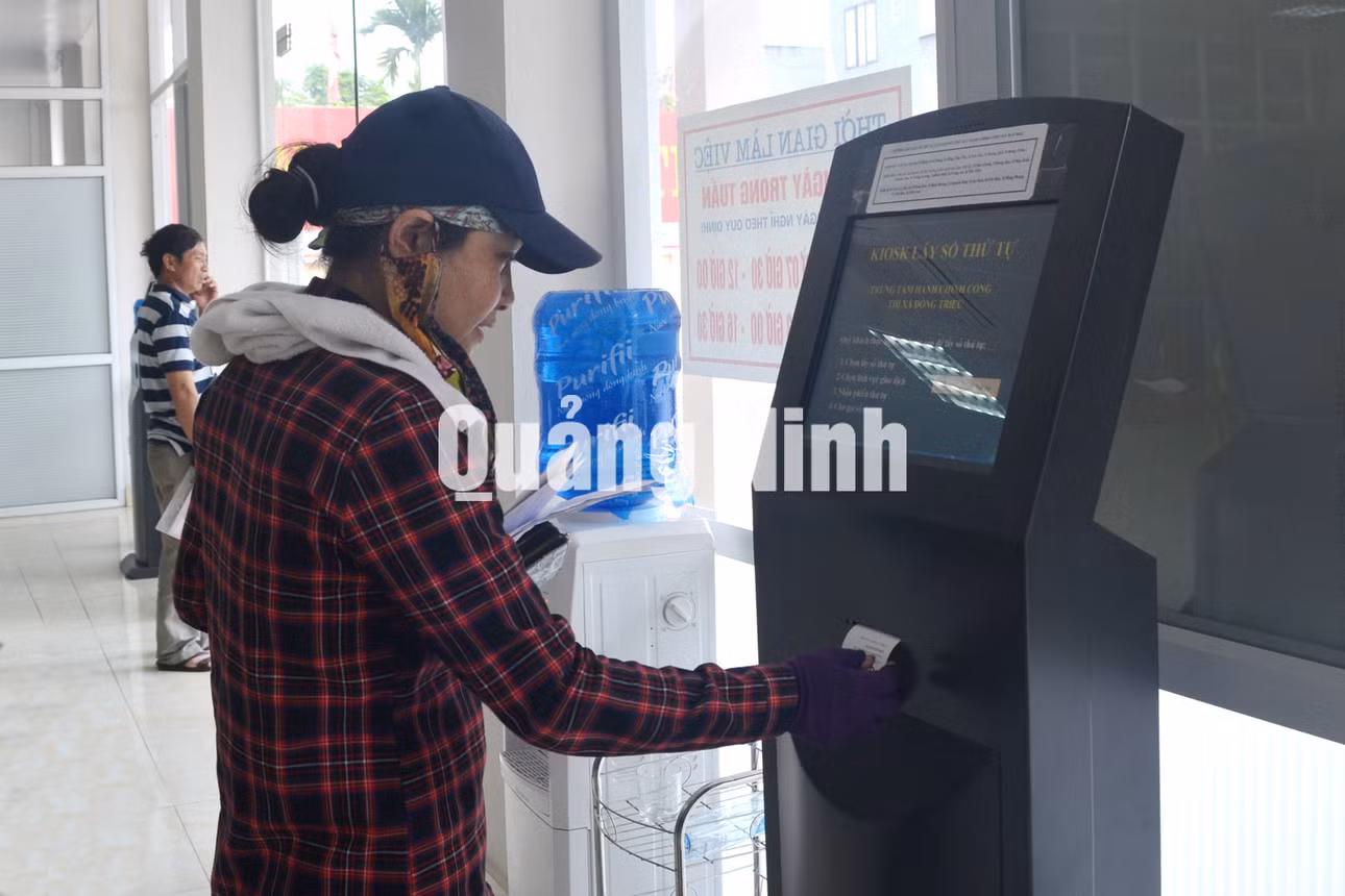 Người dân đến làm thủ tục tại Trung tâm HCC. Ảnh: Nguyễn Hoa