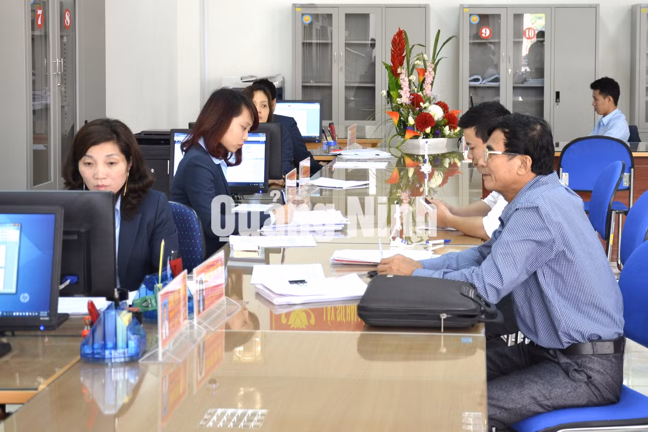 Người dân làm thủ tục tại Trung tâm HCC. Ảnh: Nguyễn Thanh