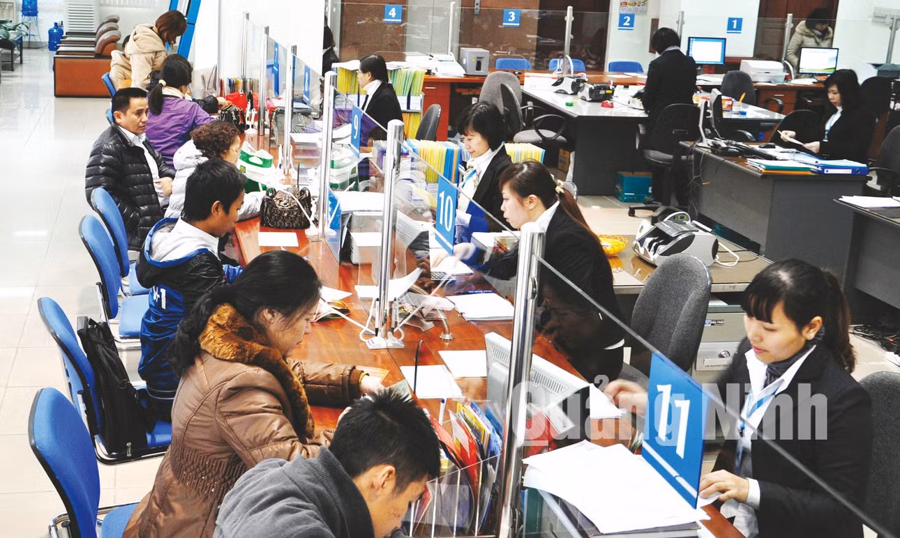 Khách hàng thực hiện giao dịch tại Ngân hàng TMCP Công Thương Chi nhánh Quảng Ninh. Ảnh: Hồng Nhung