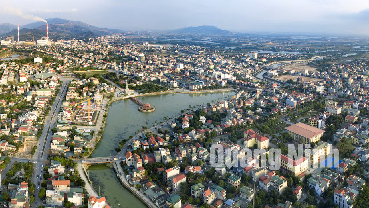 Trung tâm TP Uông Bí nhìn từ trên cao (12-2019). Ảnh: Khánh Giang