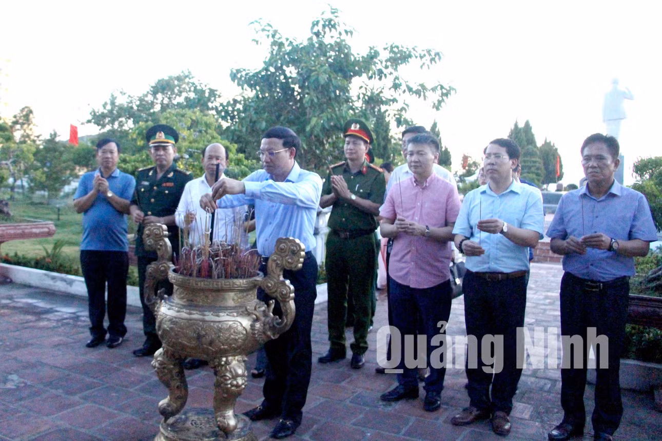 Bí thư Tỉnh ủy Nguyễn Xuân Ký cùng các đồng chí trong Đoàn công tác dâng hương tại Khu lưu niệm Chủ tịch Hồ Chí Minh trên đảo Cô Tô (7-2020). Ảnh: Thu Chung