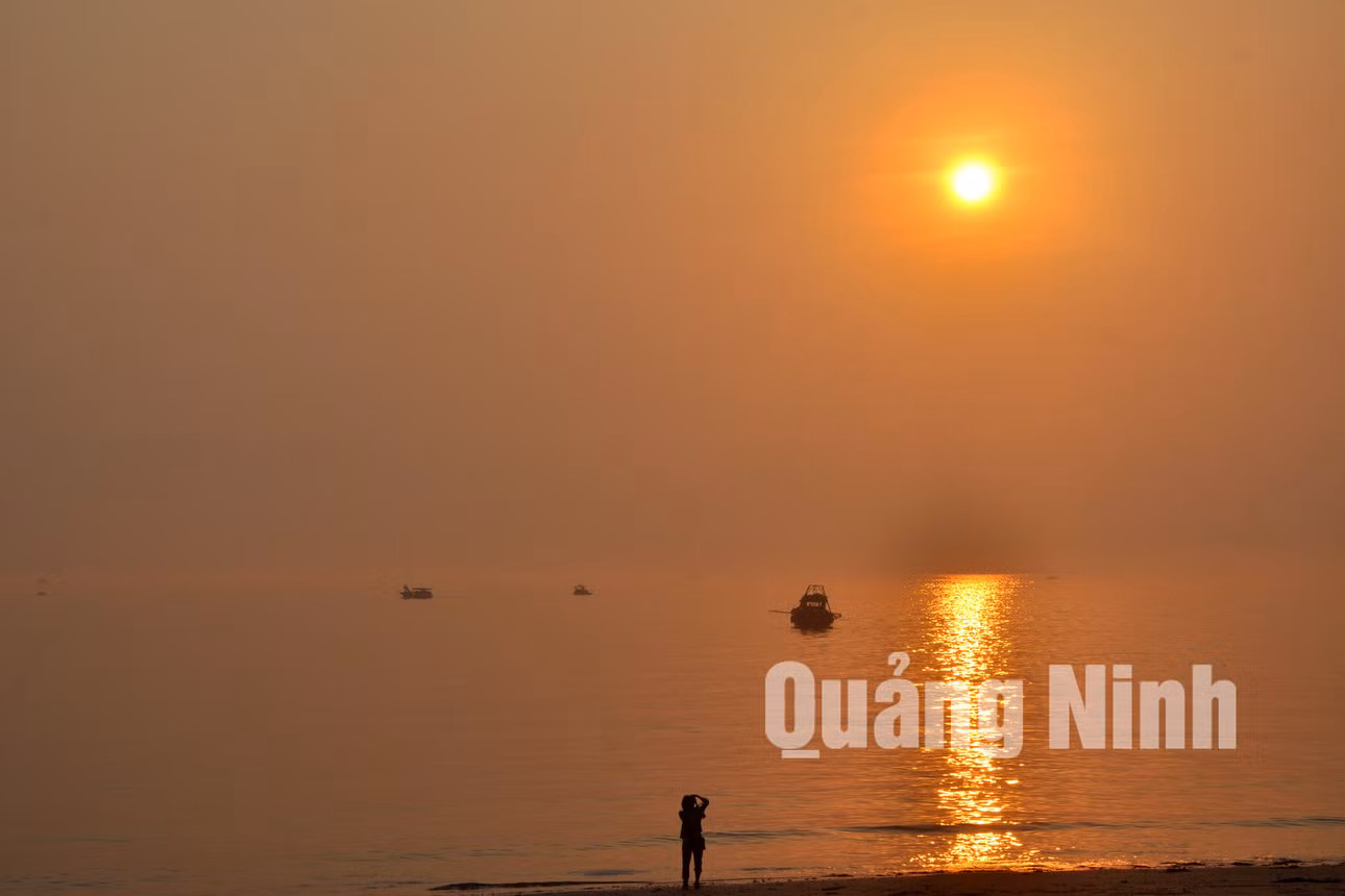 Ngắm hoàng hôn trên biển Cô Tô. Ảnh: Trần Minh