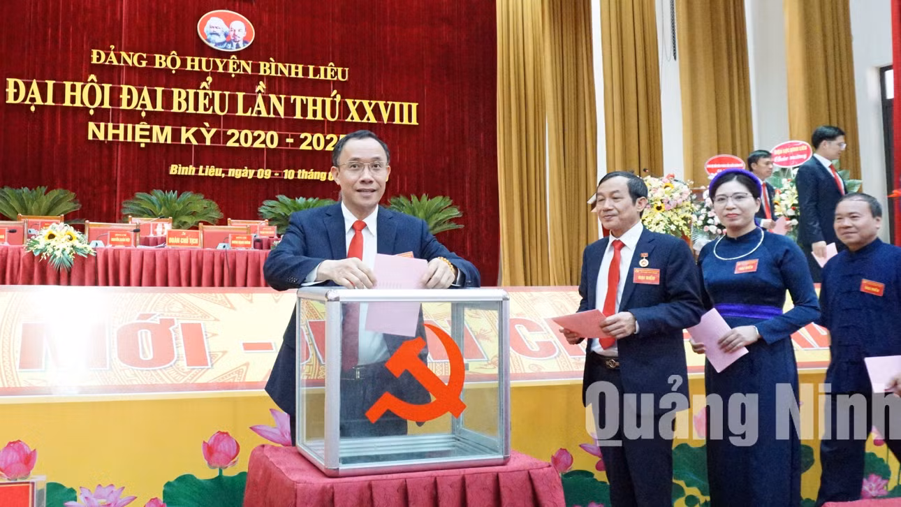 Các đại biểu bỏ phiếu bầu BCH Đảng bộ huyện Bình Liêu khóa XXVIII, nhiệm kỳ 2020-2025 (6-2020). Ảnh: Nguyễn Thanh