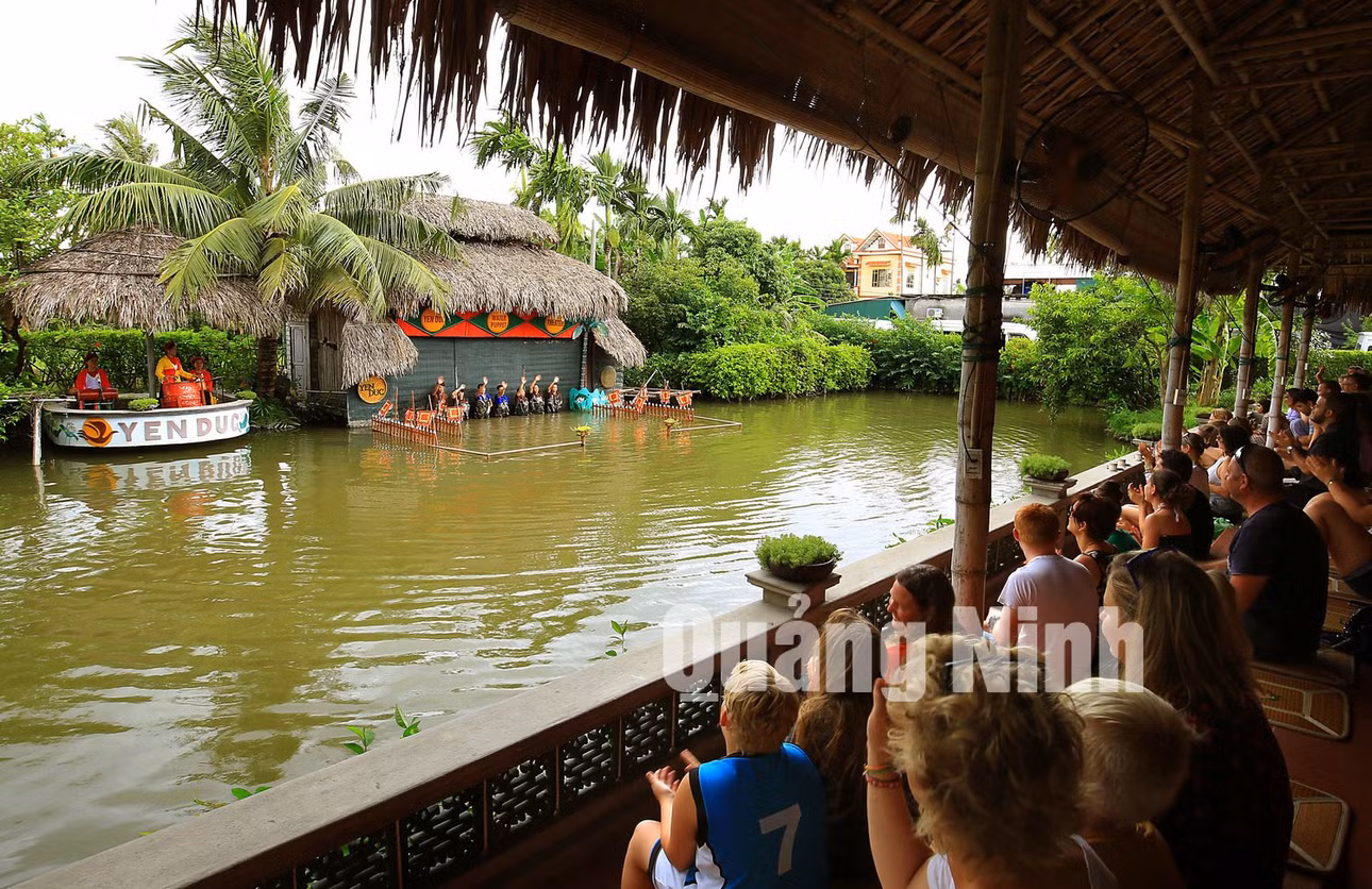 Xem múa rối nước (5-2019). Ảnh: Vũ Hoàng Hiệp