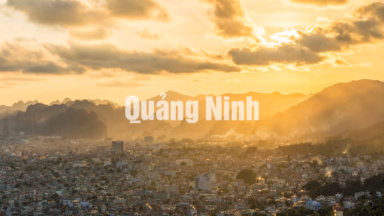 Tp Cẩm Phả nhìn từ khai trường than Đèo Nai (9-2018). Ảnh Nguyễn Thắng (CTV)