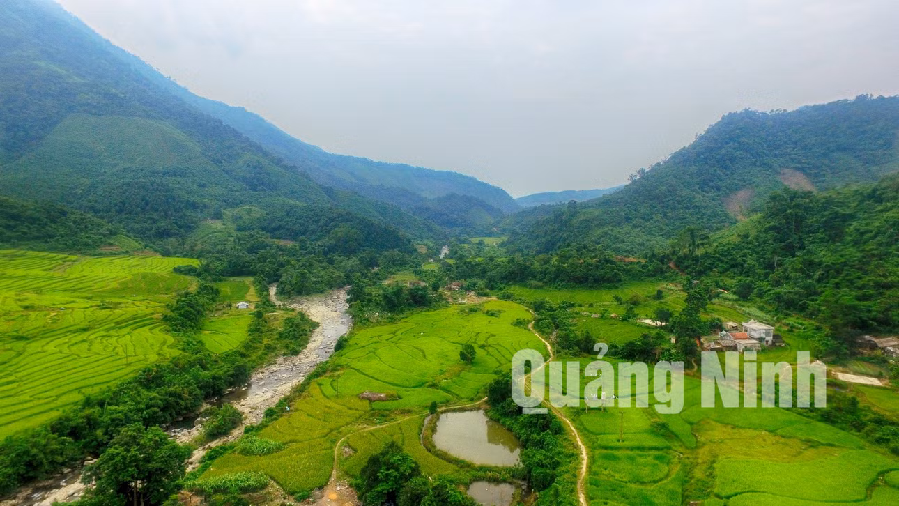 Càng đến gần với thác, khung cảnh càng trở nên mê đắm lòng người.