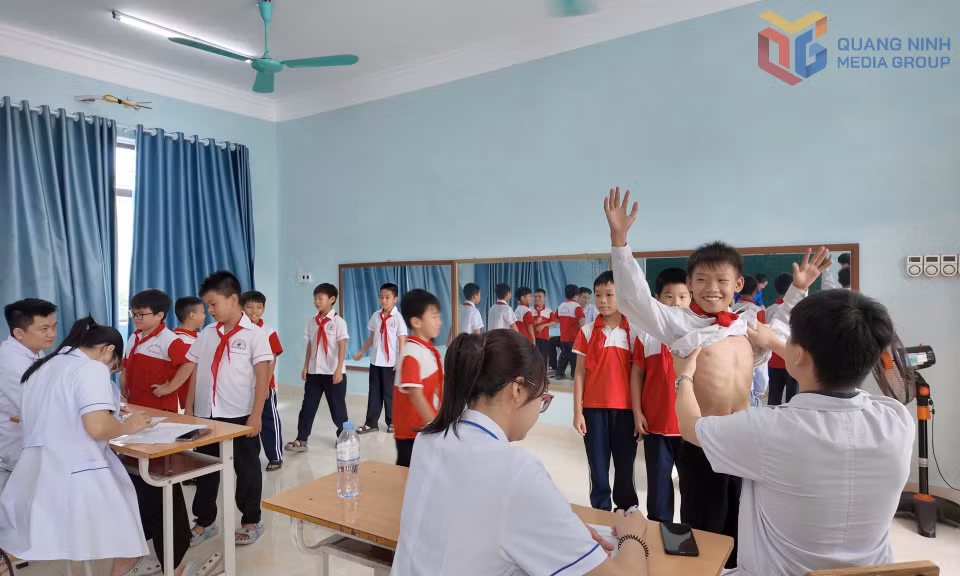 Đoàn bác sĩ Bệnh viện Bãi Cháy khám sàng lọc lõm ngực bẩm sinh cho trẻ tại đặc khu Cô Tô. Ảnh: Bệnh viện Bãi Cháy