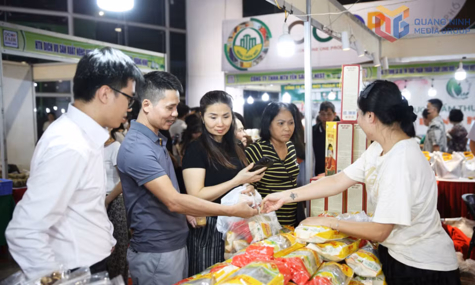 Nhiều sản phẩm OCOP của các doanh nghiệp, HTX trong tỉnh bày bán tại Hội chợ OCOP Quảng Ninh - Thu Đông 2025.
