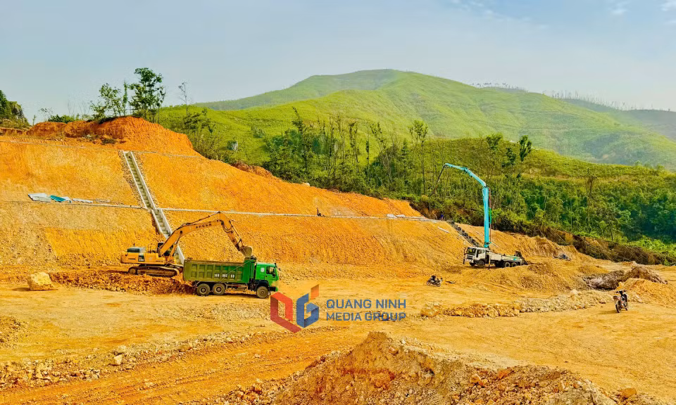Đơn vị nhà thầu thi công dự án cải tạo, nâng cấp QL279 qua địa bàn TP Cẩm Phả. Ảnh: Mạnh Trường