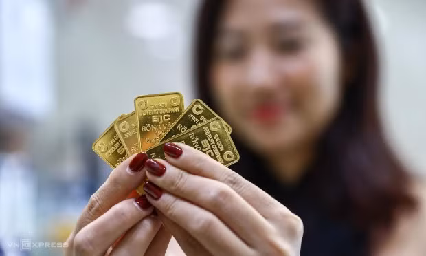 Giá vàng miếng tiến sát mốc 123 triệu đồng một lượng ảnh 1