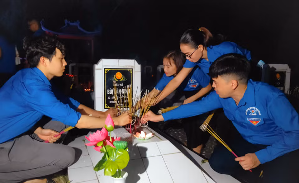 Tuổi trẻ Ba Chẽ thắp nến tri ân các Anh hùng liệt sỹ. (Ảnh CTV)