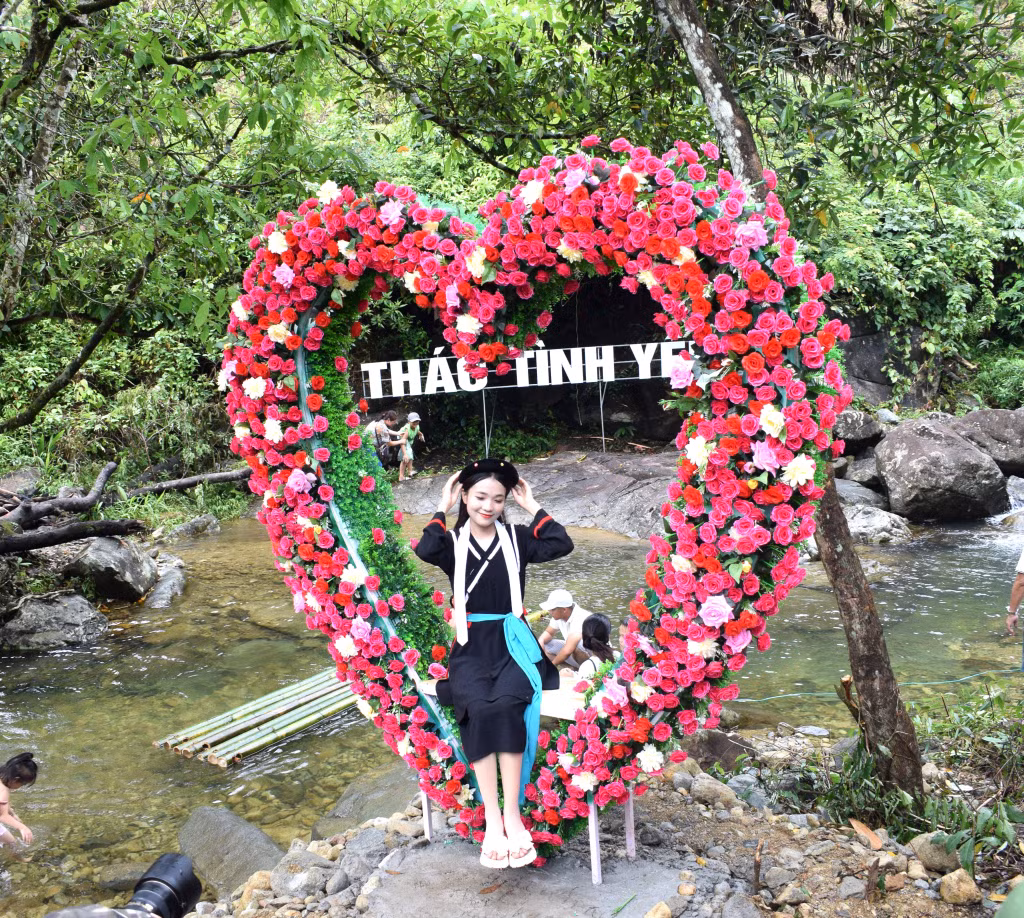 Tầm Làng còn thơ mộng bởi con suối của thác Tình Yêu