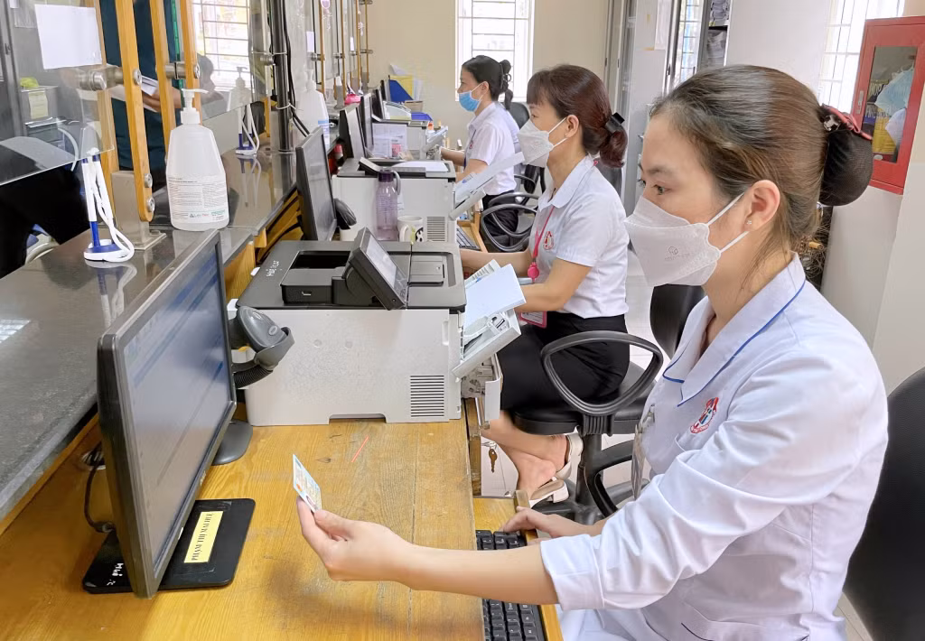 Nhân viên y tế Bệnh viện Việt Nam - Thụy Điển Uông Bí sử dụng CCCD gắn chíp để giải quyết thủ tục khám chữa bệnh BHYT cho người dân.