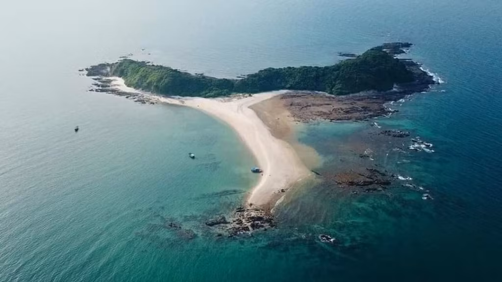 Hòn Cá Chép thuộc quần đảo Cô Tô.