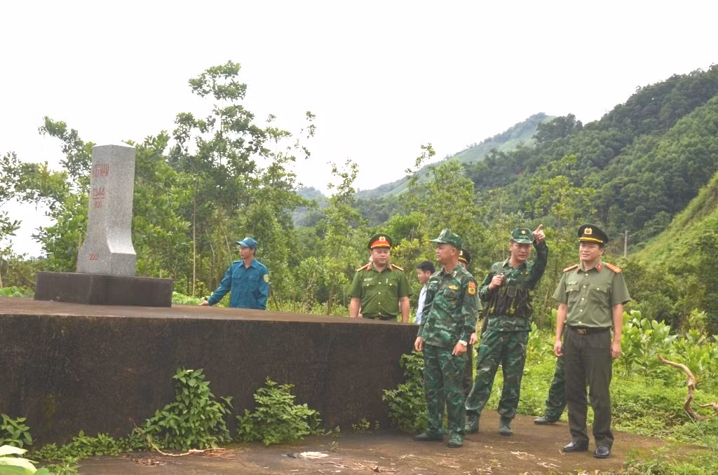 Công an huyện Hải Hà phối hợp với các lực lượng chức năng trên địa bàn tuần tra bảo vệ biên giới.