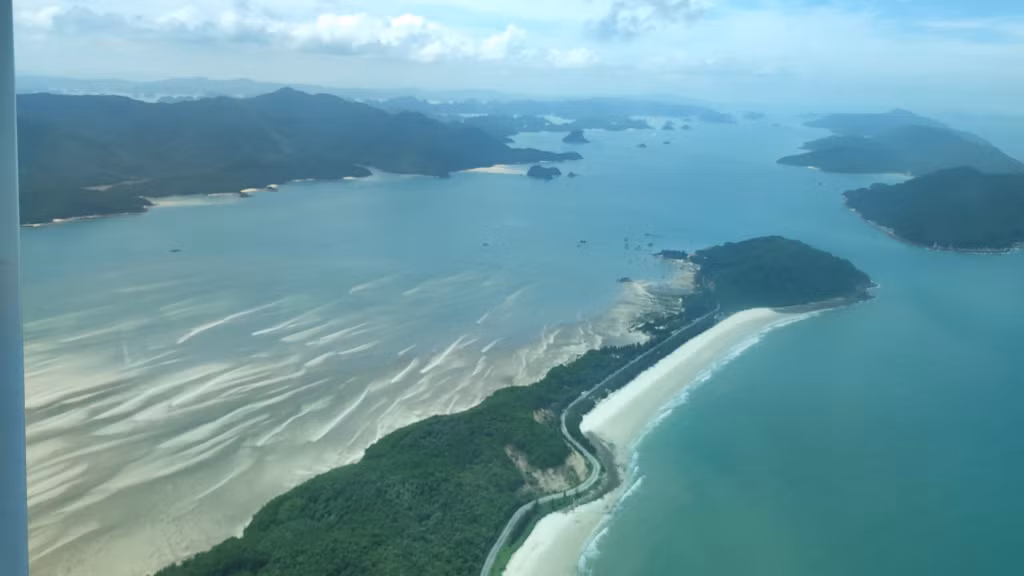 Một góc đảo Minh Châu trên hành trình thuỷ phi cơ từ Tuần Châu đến Cô Tô.