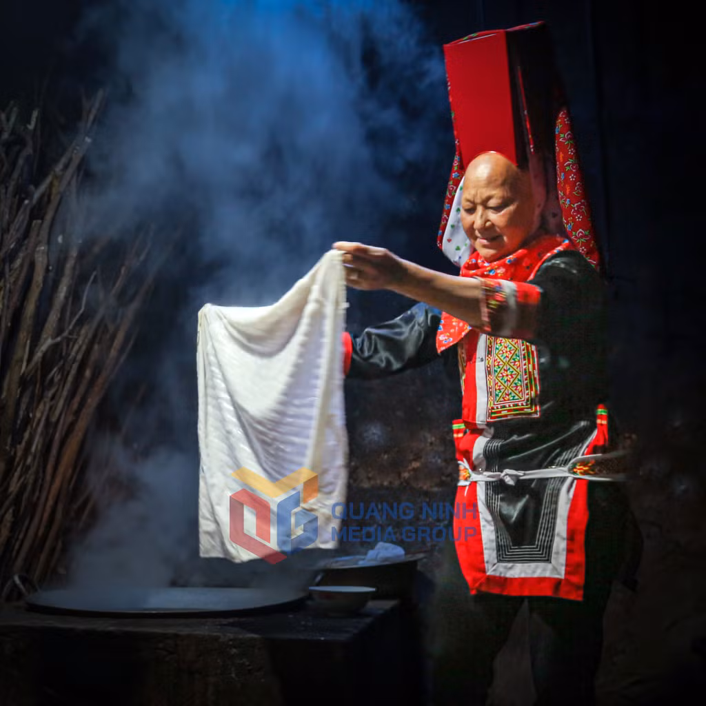 Tráng bánh phở. Ảnh: Chu Xuân Cường