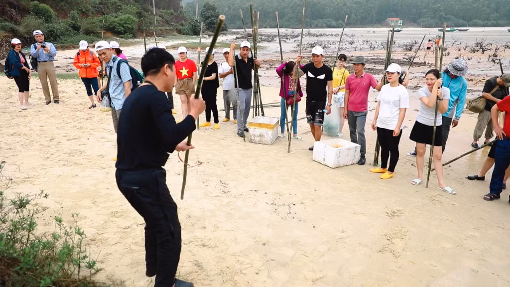 "Một ngày làm ngư dân" là sản phẩm du lịch cộng đồng đặc trưng tại Quan Lạn.
