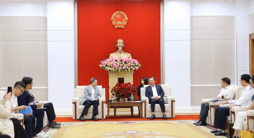 Đồng chí Cao Tường Huy, Quyền Chủ tịch UBND tỉnh trao đổi cùng ông Trần Thụy Long, Phó Chủ tịch Tập đoàn Core Pacific Group.