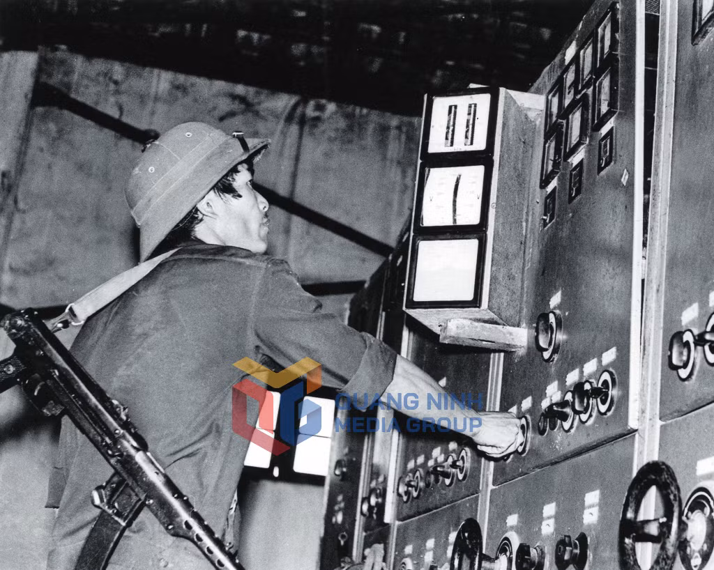 Công nhân Xí nghiệp điện Hải ninh (huyện Hải Ninh, nay là TP Móng Cái) sửa chữa đường dây bảo quản cấp điện cho việc sản xuất và chiến đấu. Ảnh: Tư liệu