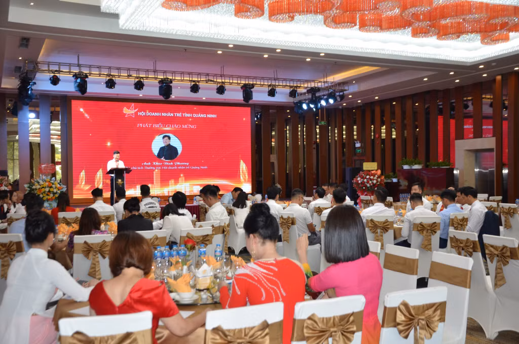 Đại diện Hội Doanh nhân trẻ Quảng Ninh thông tin về những hoạt động nổi bật của Hội trong 6 tháng đầu năm và những giải pháp, nhiệm vụ trong 6 tháng cuối năm 2023.