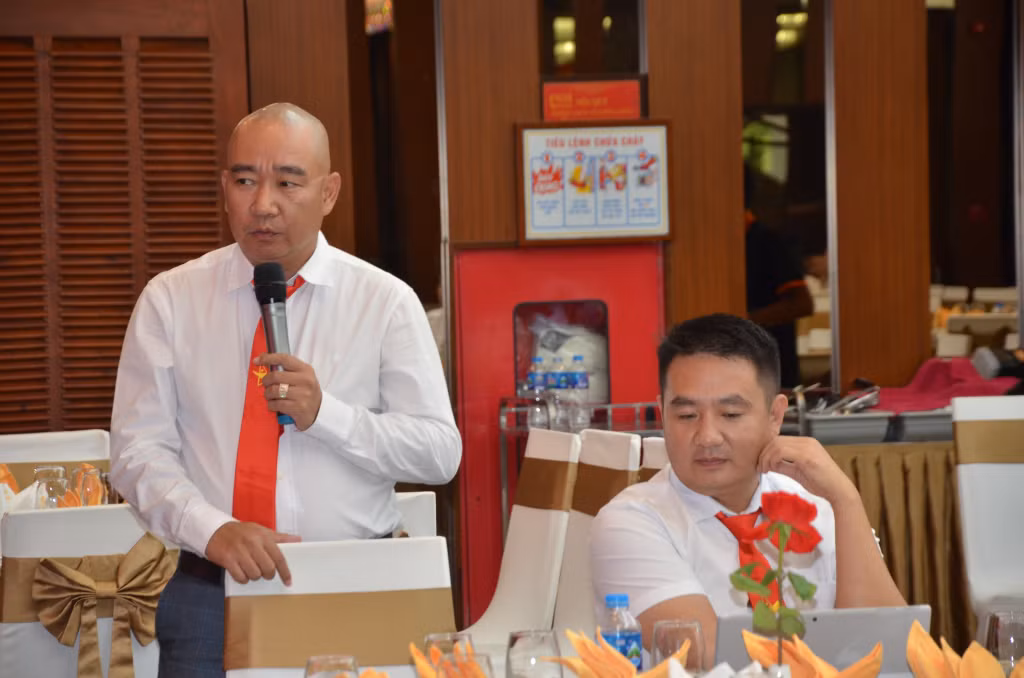 Đại diện Công ty CP Du lịch và Dịch vụ Hòn Gai đề xuất những giải pháp để nâng cao chất lượng hoạt động của Hội Doanh nhân trẻ Quảng Ninh.